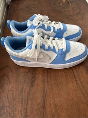 Nike Kids Low-Top Sneakers in White and Light Blue